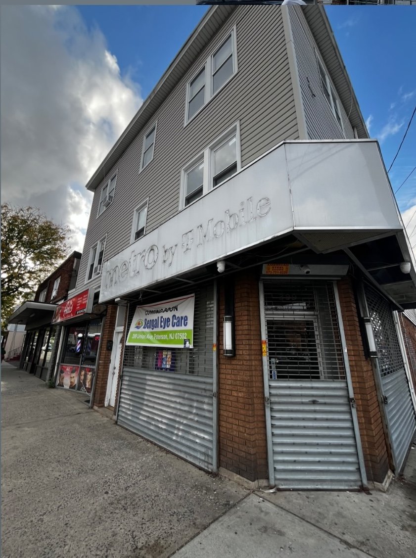 Dirty commercial storefront before pressure washing in North Jersey